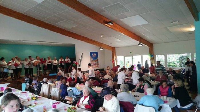 Les collégiens servent le goûter pendant l'animation de la chorale de la Joie de vivre d'Andel, à l'hôpital.