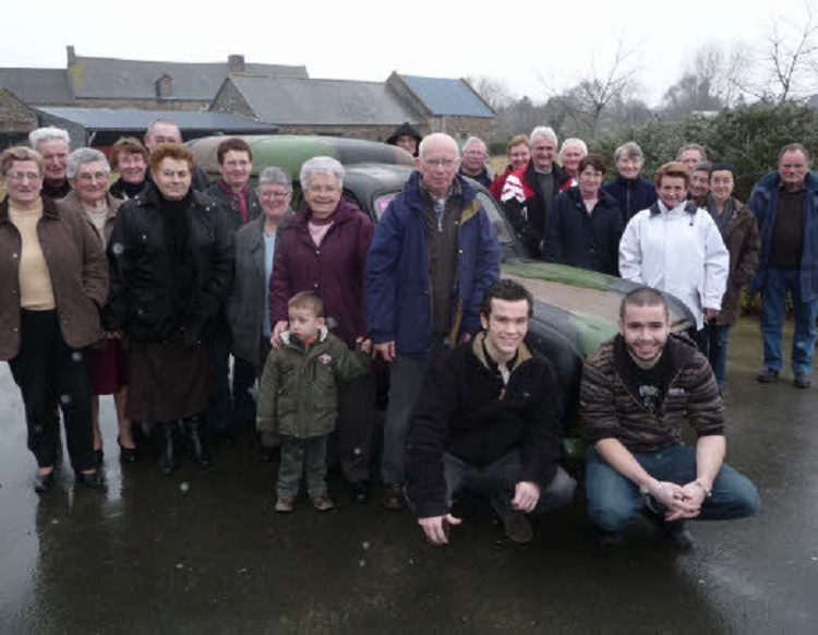 Pierre et Victor Desbois (accroupi), deux jeunes Méloriens, ont présenté, aux membres du club La joie de vivre, le 4LTrophy, un raid humanitaire au Maroc pour le développement de la scolarisation des enfants marocains.