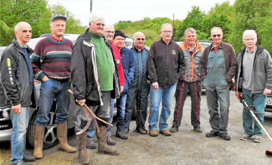 joie-de-vivre-a-15-pour-nettoyer-les-sentiers_3940617_540x328p